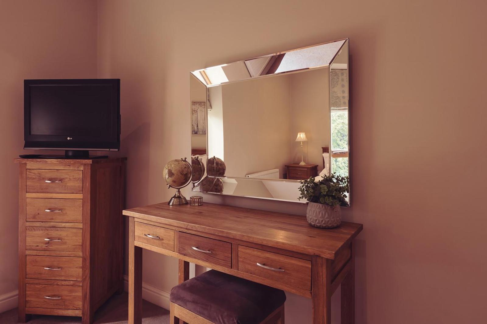 Longlands Inn & Cottages Carnforth Εξωτερικό φωτογραφία A dressing table with a mirror