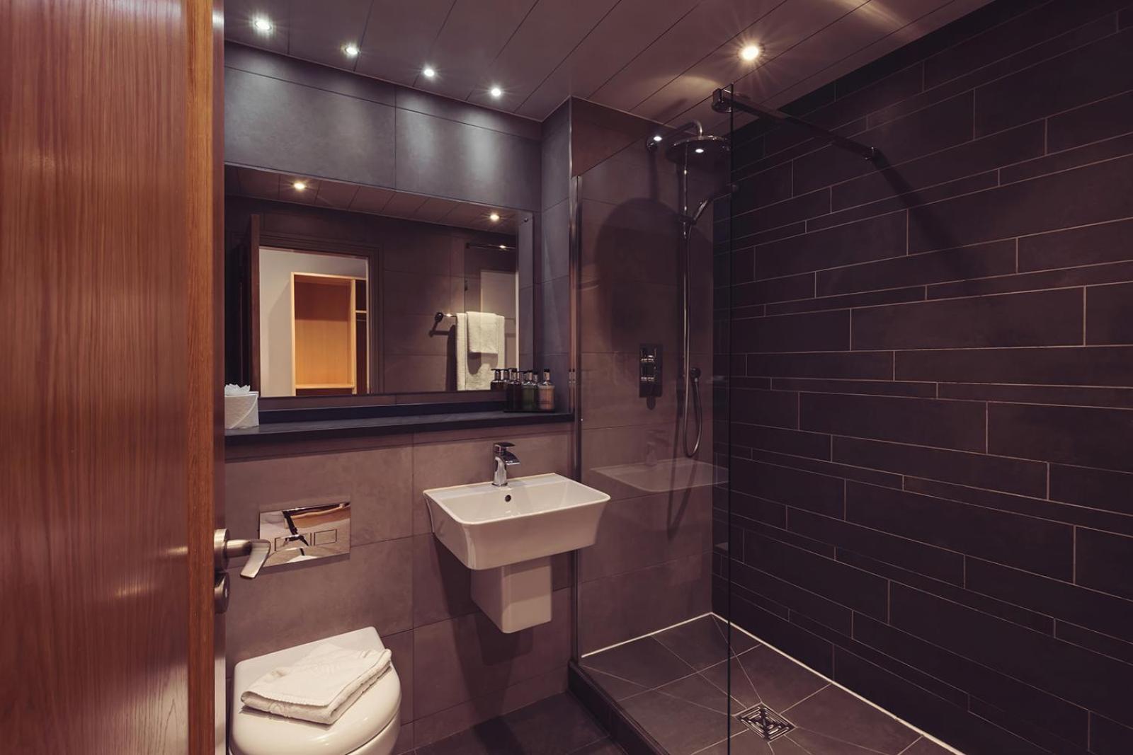 Longlands Inn & Cottages Carnforth Εξωτερικό φωτογραφία A wet room