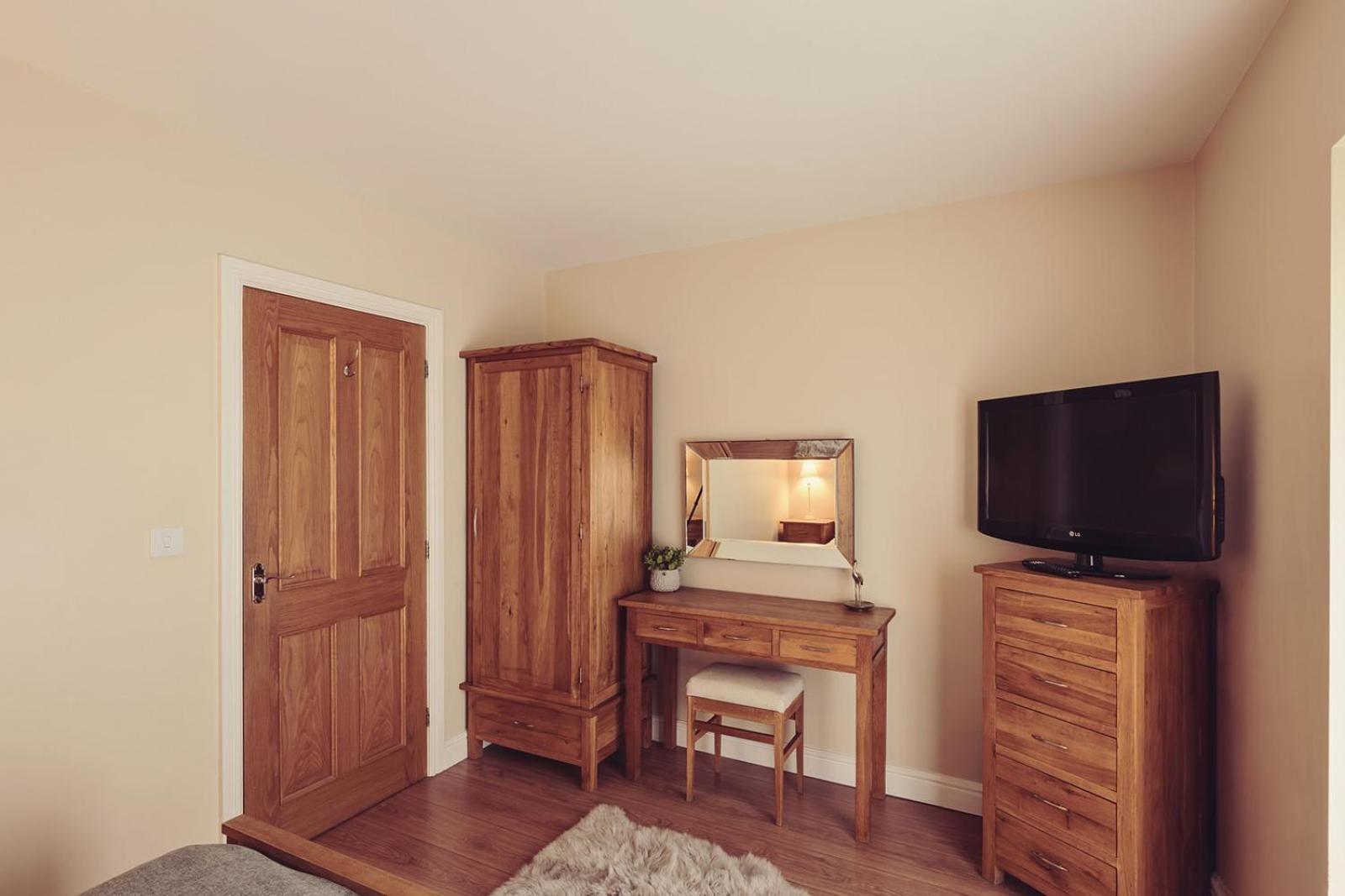 Longlands Inn & Cottages Carnforth Εξωτερικό φωτογραφία Oak bedroom furniture