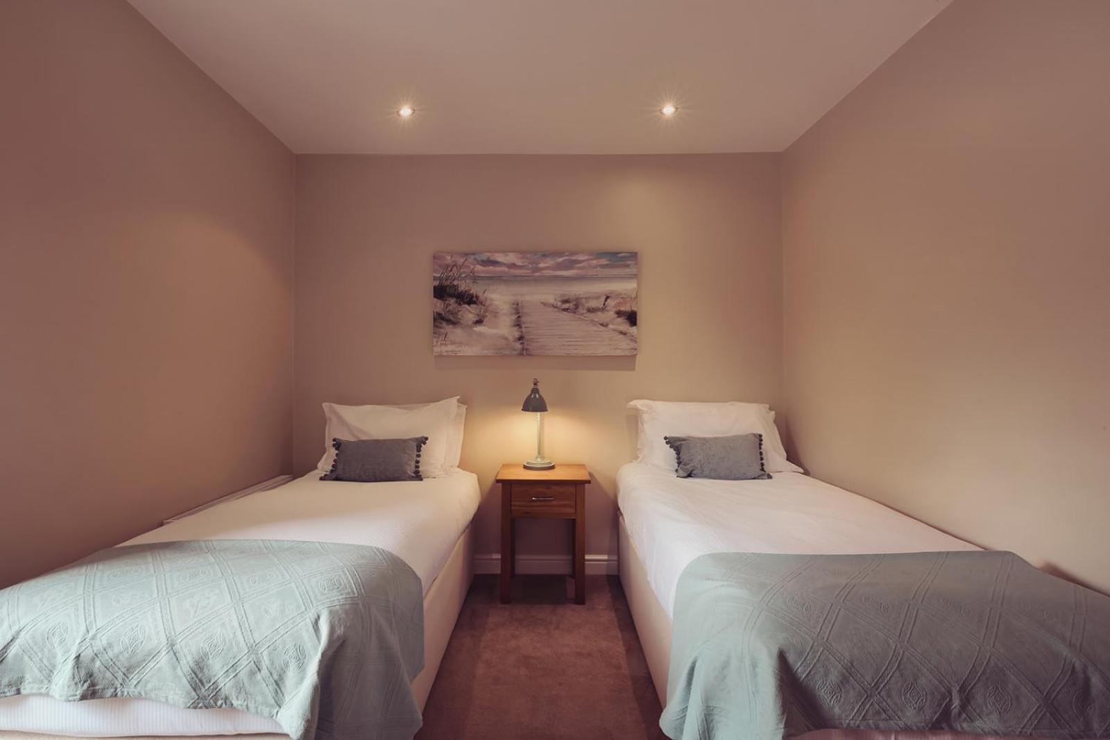 Longlands Inn & Cottages Carnforth Εξωτερικό φωτογραφία A twin bedroom