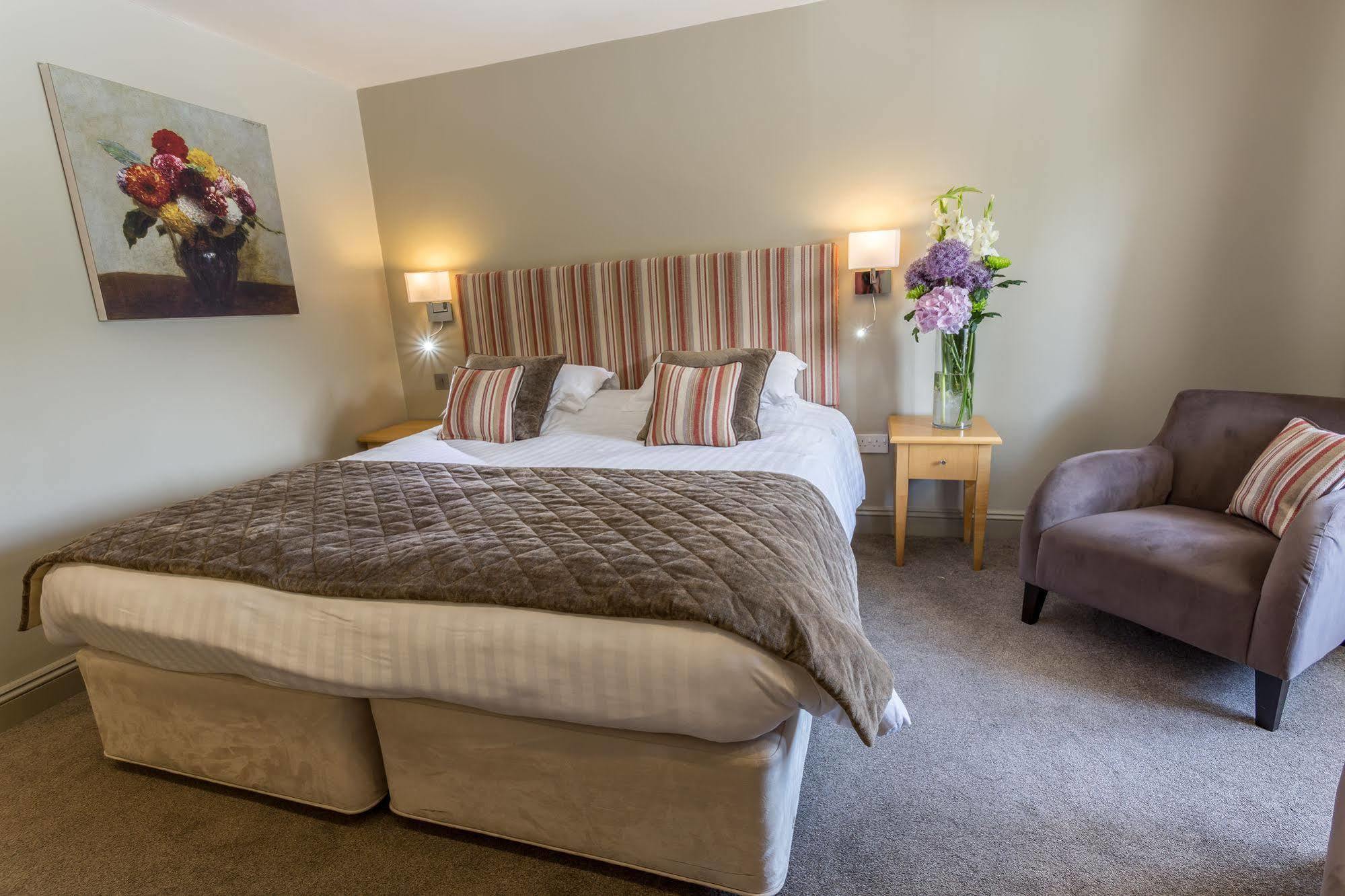 Longlands Inn & Cottages Carnforth Εξωτερικό φωτογραφία A bedroom at the hotel