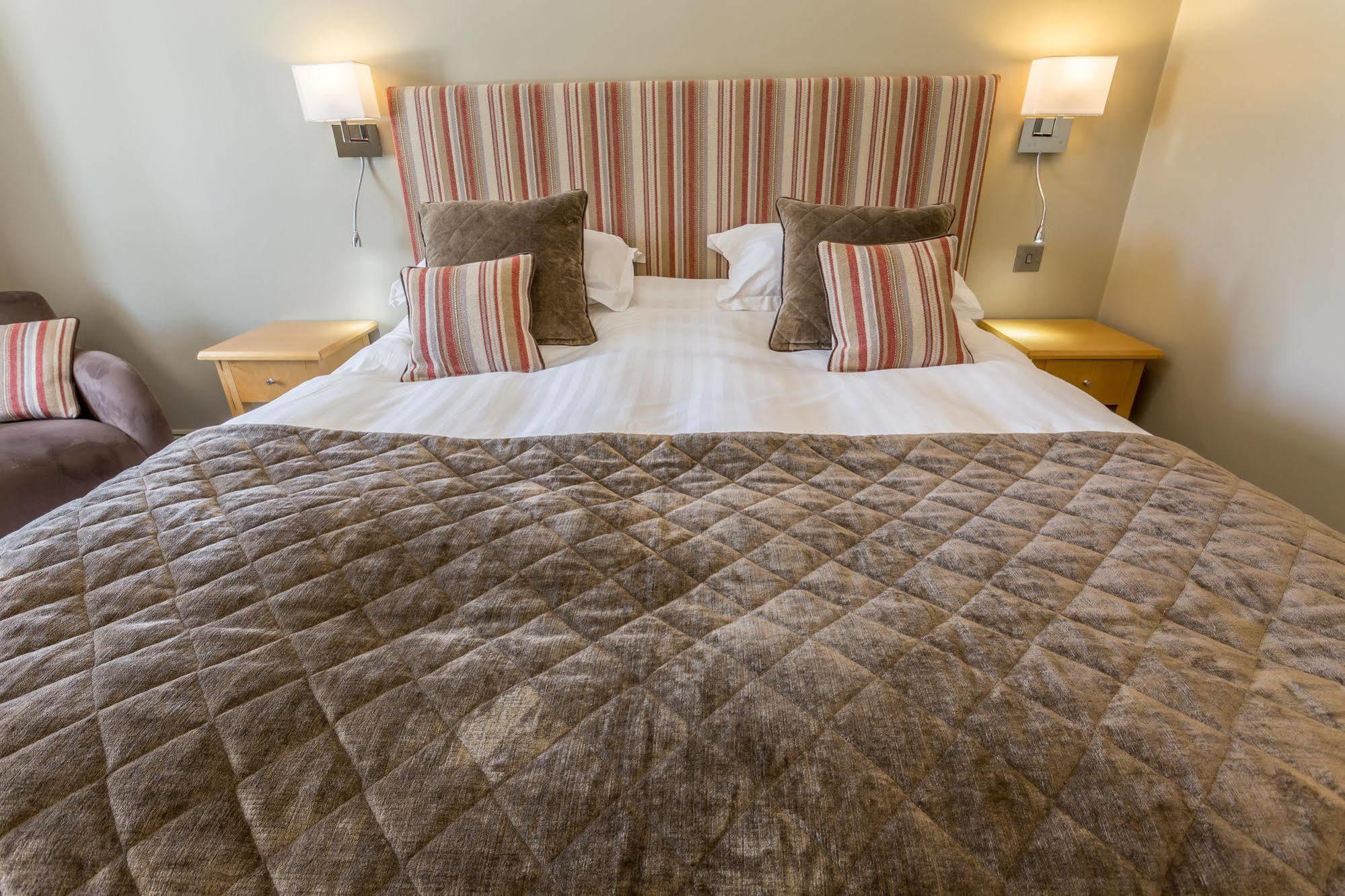 Longlands Inn & Cottages Carnforth Εξωτερικό φωτογραφία A bed with a duvet